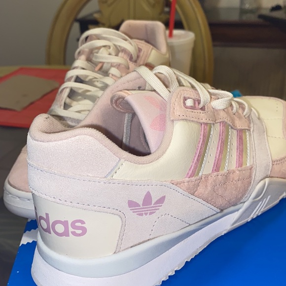 NEW ADIDAS WOMENS SNEAKERS SIZE 8 NEVER USED - Picture 3 of 5